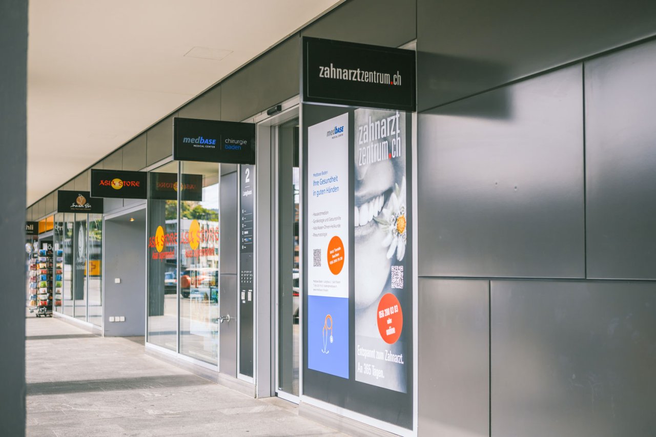 zahnarztzentrum.ch Baden – Eingang der Zahnarztpraxis