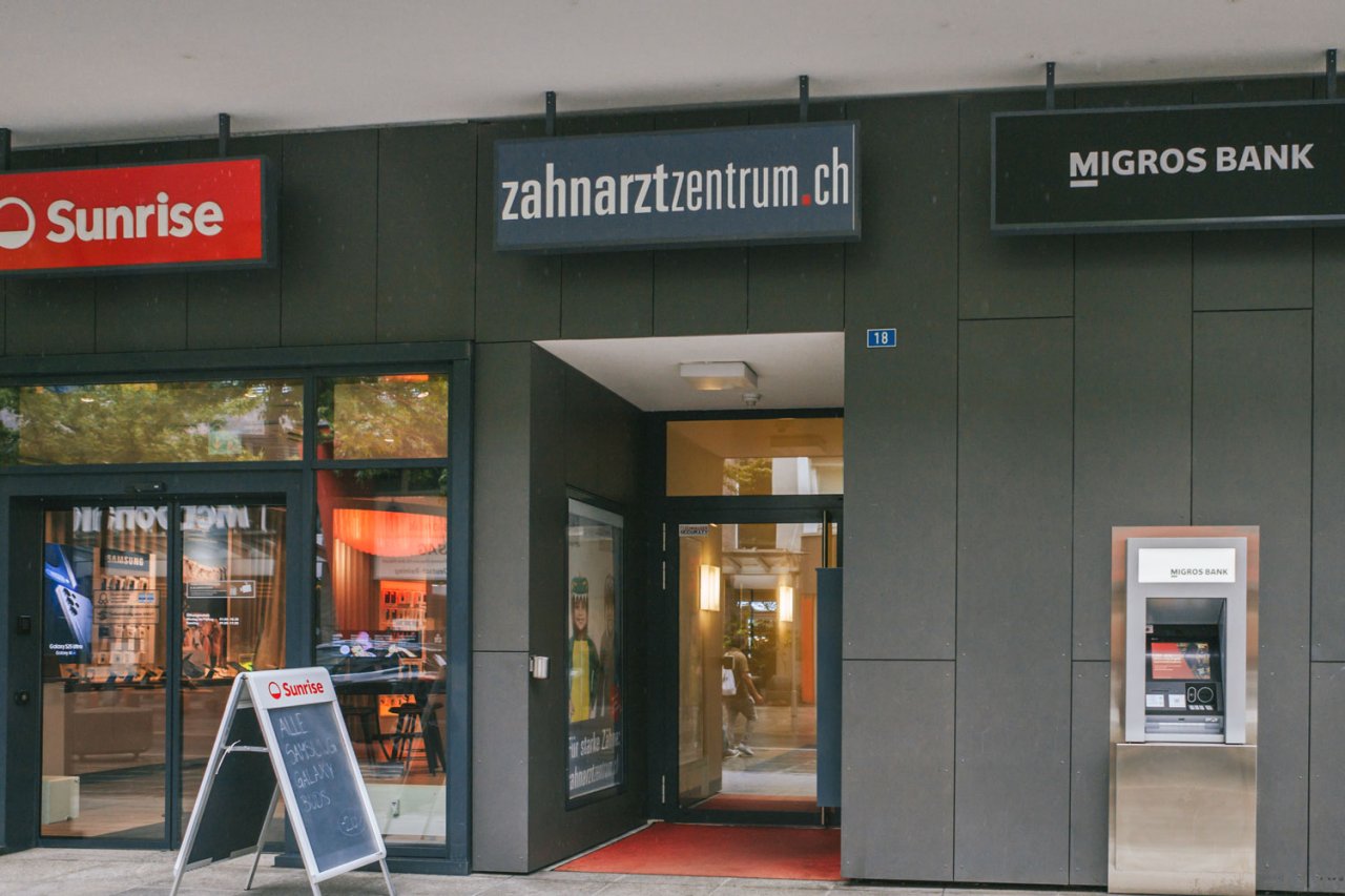 zahnarztzentrum.ch Buchs (St. Gallen) – Eingang der Zahnarztpraxis