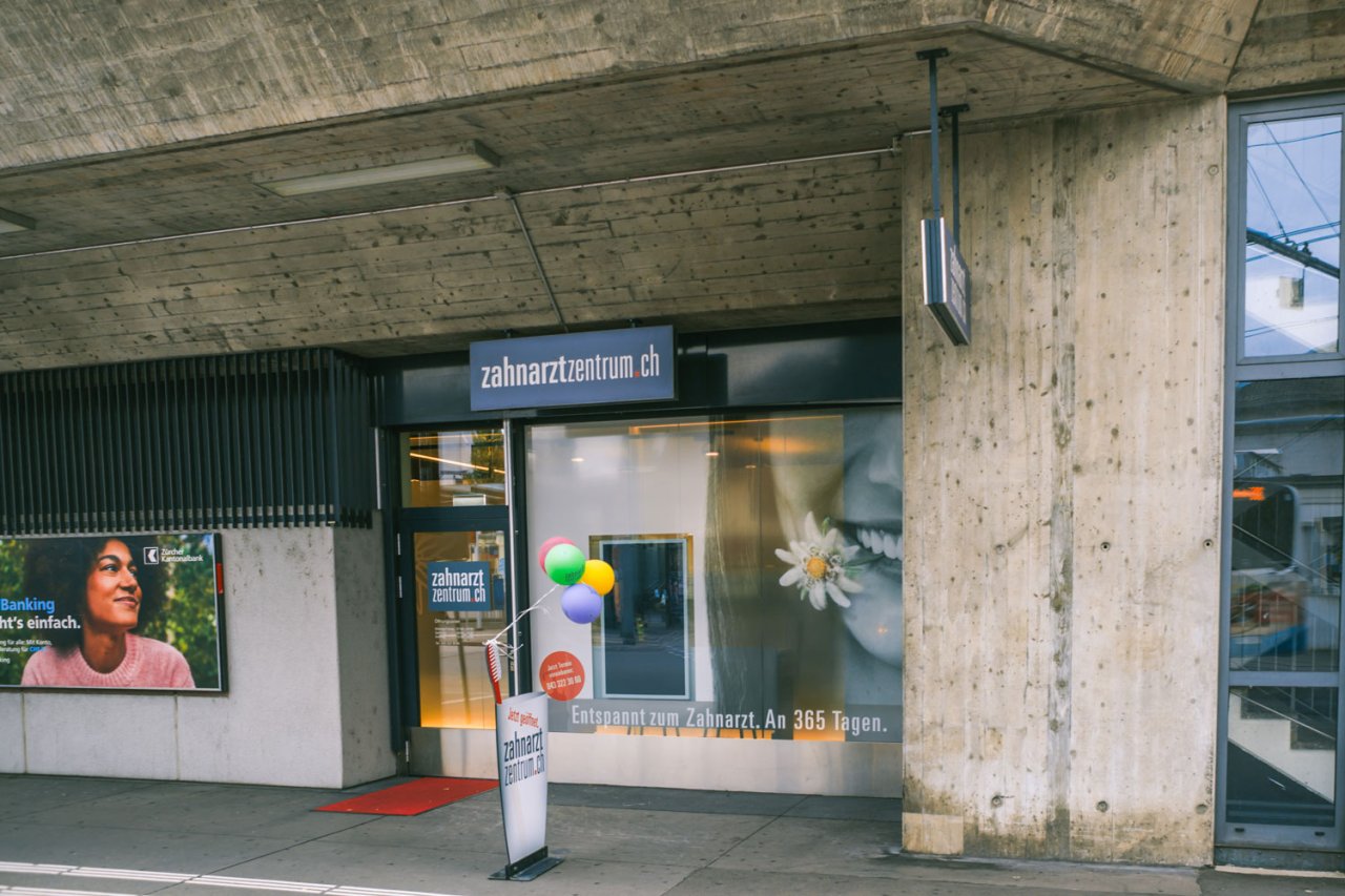 zahnarztzentrum.ch Dietikon – Eingang der Zahnarztpraxis