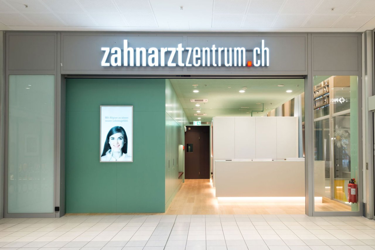 zahnarztzentrum.ch Emmenbrücke – Eingang der Zahnarztpraxis