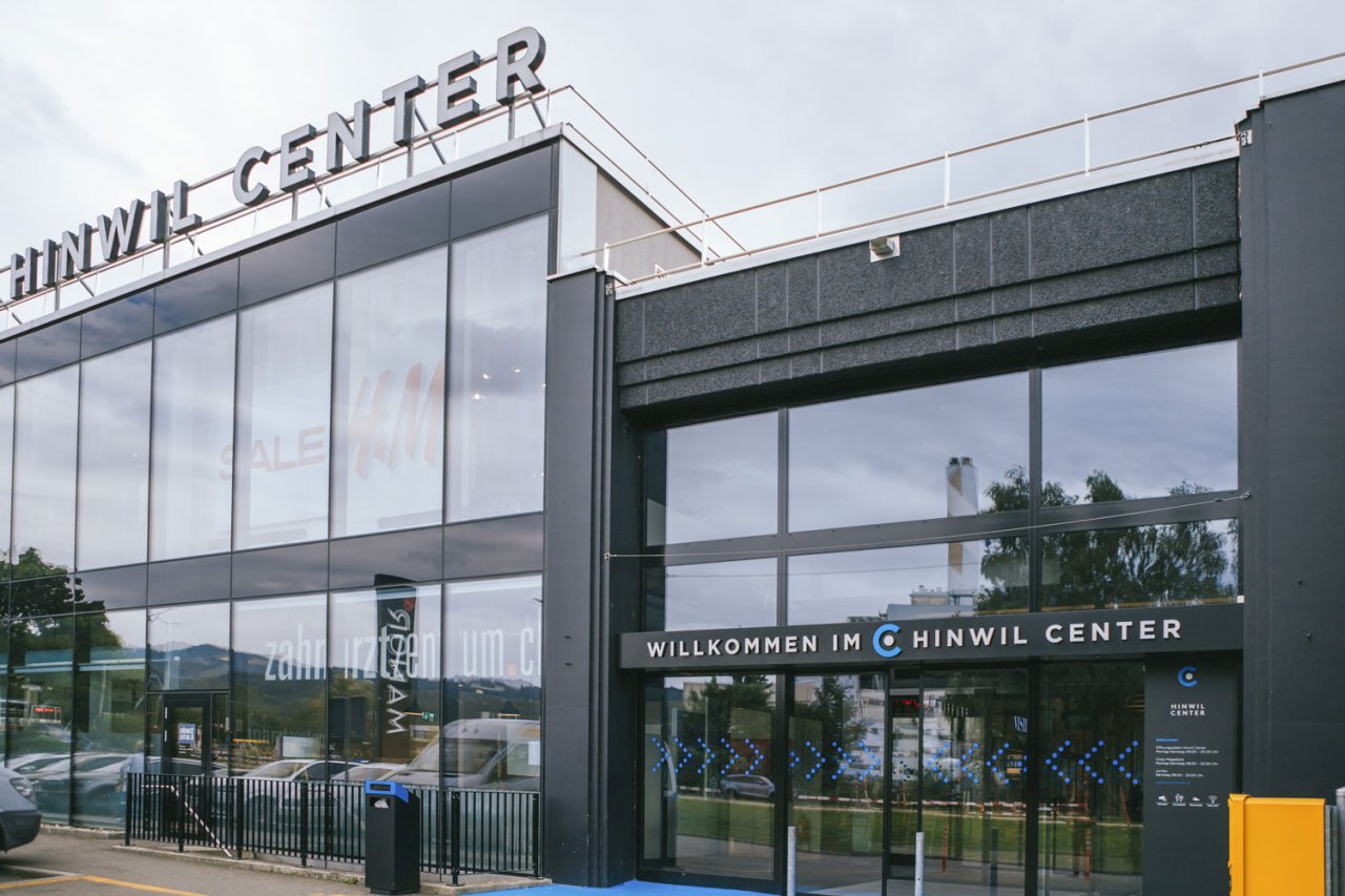 zahnarztzentrum.ch Hinwil Center – Aussenansicht der Zahnarztpraxis