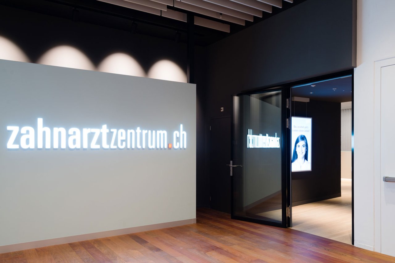zahnarztzentrum.ch Spreitenbach Shoppi Tivoli – Eingang der Zahnarztpraxis
