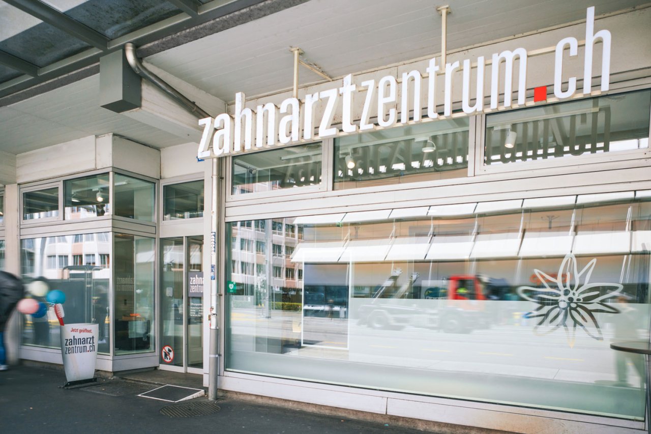 zahnarztzentrum.ch Zürich Altstetten – Aussenansicht der Zahnarztpraxis
