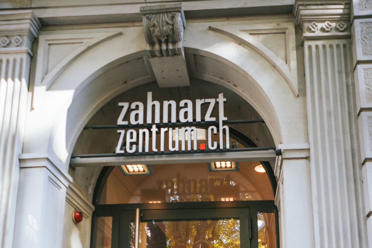 zahnarztzentrum.ch Zürich Stadelhofen – Eingang der Zahnarztpraxis