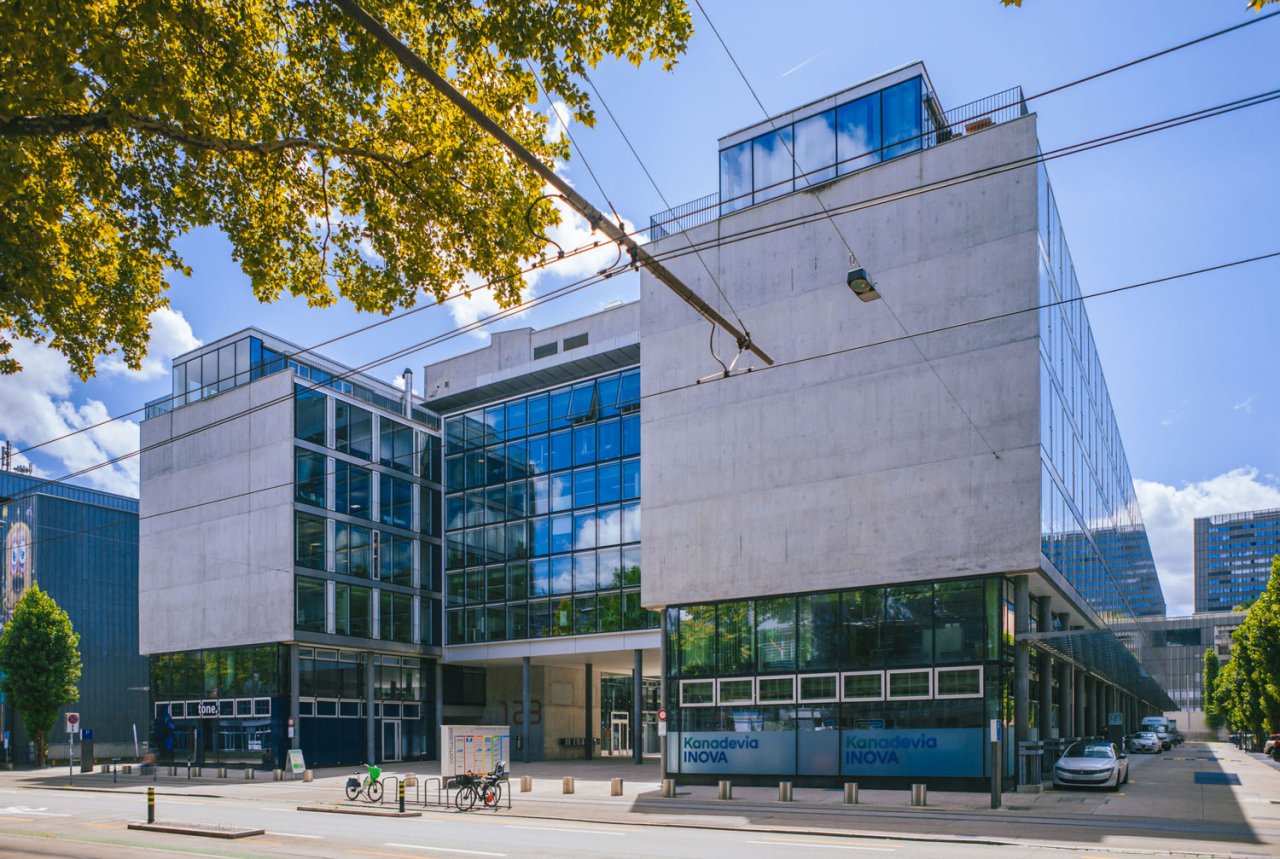zahnarztzentrum.ch Zürich West – Aussenansicht der Zahnarztpraxis