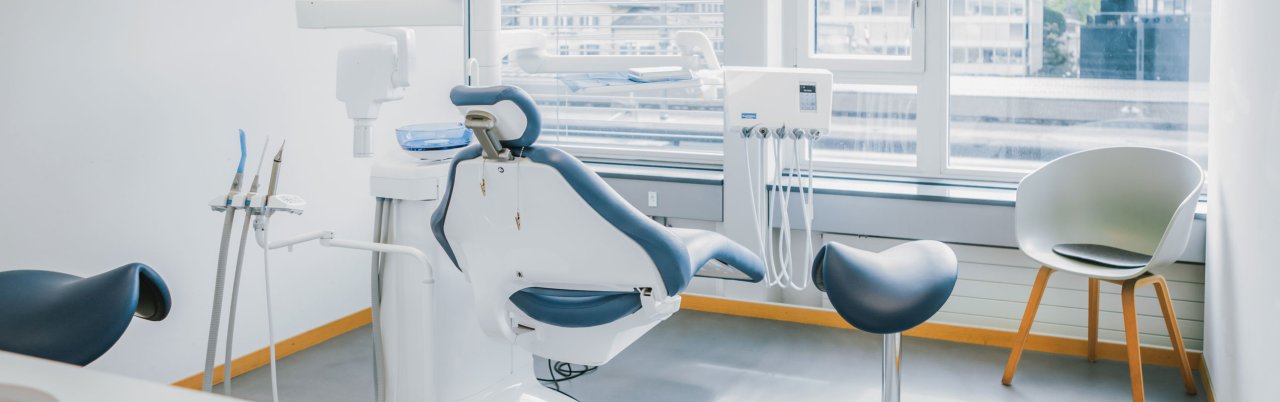 Modernes Behandlungszimmer im zahnarztzentrum.ch Baden